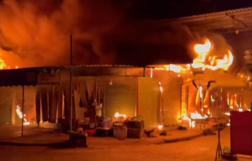 Lửa bùng lên dữ dội khiến công tác chữa cháy gặp nhiều khó khăn.