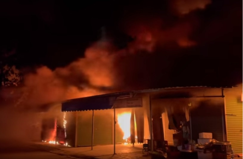 Trong chợ có nhiều mặt hàng dễ cháy nên lửa lan ra rất nhanh.