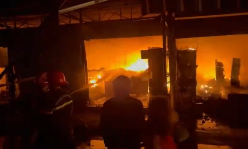 Chính quyền địa phương đang cùng với các lực lượng chức năng nỗ lực chống cháy lan và dập tắt đám cháy.