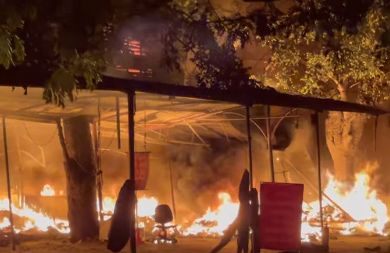 "Biển" lửa bao trùm khu chợ.