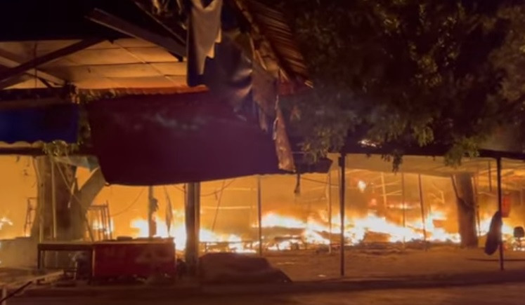 Nhiều người chỉ có thể bất lực đứng nhìn ngọn lửa thiêu rụi khu chợ.