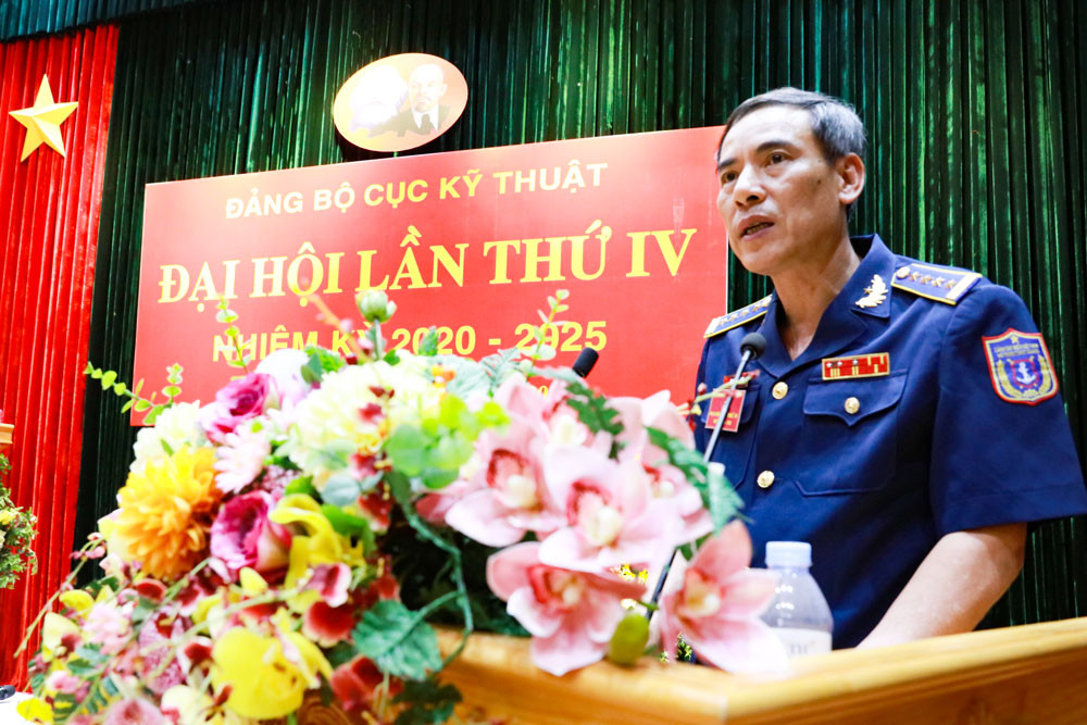 Ủy ban Kiểm tra Trung ương cũng quyết định cách tất cả chức vụ trong Đảng đối với đại tá Nguyễn Văn Hưng, Phó tư lệnh Cảnh sát biển Việt Nam; khiển trách thiếu tướng Ngô Bình Minh, Tư lệnh Vùng Cảnh sát biển 1 và khai trừ ra khỏi Đảng đối với đại tá Phùng Danh Thoại (Trưởng Phòng Xăng dầu, Cục Hậu cần), thiếu tá Lưu Thế Đức (Phó đoàn trưởng Đoàn Trinh sát số 2). (Ảnh: đại tá Nguyễn Văn Hưng. Nguồn: Cảnh sát biển).