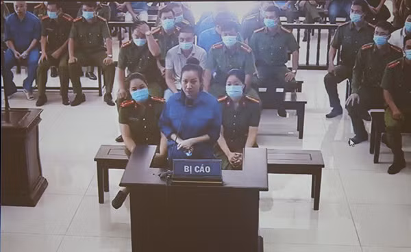 Bản án sơ thẩm nêu, do mâu thuẫn của vợ một người bạn với phụ xe là anh Trịnh Ngọc Anh trong lúc gửi đồ nên Đường đã yêu cầu anh Ngọc Anh đến nhà xin lỗi. Chiều 30/3/2020,khi đến nhà Đường xin lỗi, Ngọc Anh bị Dương chửi bới, dùng tay tát vào mặt, dùng dây dù quật liên tiếp. Các bị cáo Mạnh, Hoà, Bằng, Quý cũng xông vào đánh nạn nhân. Đường không trực tiếp đánh nhưng đe doạ, bắt anh Ngọc Anh quỳ xin lỗi và hai lần định xông vào đánh.