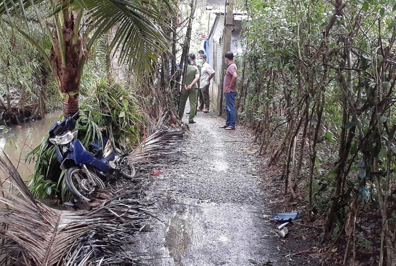  Em ruột đâm anh trai tử vong: Công an tỉnh Tiền Giang đang điều tra nguyên nhân vụ án em trai đâm anh tử vong xảy ra tại xã Phú Quý (thị xã Cai Lậy). Vụ án xảy ra sáng 22/10, ông Trần Văn Sếch (SN 1964) đi ngang nhà anh trai là Trần Văn Ô (SN 1953) ở cùng xã. Do mâu thuẫn từ trước nên ông Ô cùng con ruột đuổi đánh ông Sếch. Ông Sếch chạy về nhà lấy dao, sau đó đâm anh trai. Do vết thương nặng, ông Ô tử vong, ông Sếch đến cơ quan công an đầu thú.