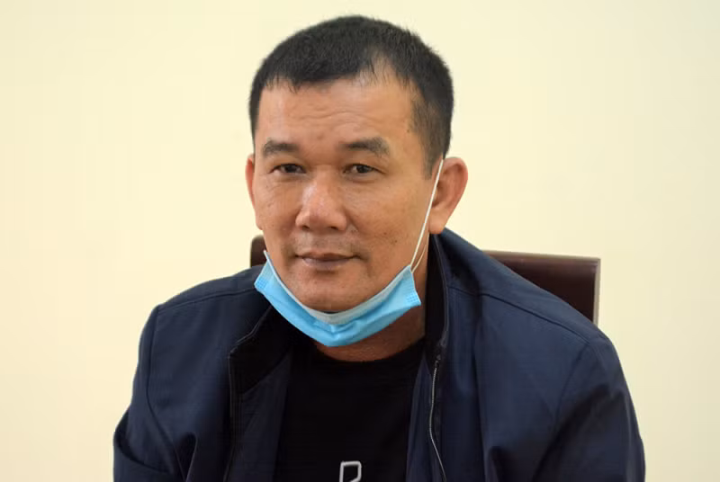  Chủ sới bạc khủng ở Nghệ An ra đầu thú: Công an tỉnh Nghệ An cho biết, đối tượng Đào Thế Hồng – kẻ cầm đầu sới bạc lớn ở Quỳ Hợp bị triệt phá ngày 18/10 đã ra đầu thú. Đào Thế Hồng khai nhận, để đối phó với lực lượng công an, đối tượng đã sử dụng bộ đàm, có sự phân công nhiệm vụ cụ thể cho các đối tượng còn lại để tổ chức sới bạc. Giúp sức điều hành đường dây đánh bạc có Đào Xuân Tân (con trai của Hồng) và một số đối tượng khác. Để vào được sới bạc do Hồng điều hành, mỗi con bạc phải nộp 1 triệu đồng tiền phí. Hồng có 9 tiền án về các tội cố ý gây thương tích, giết người, đánh bạc.