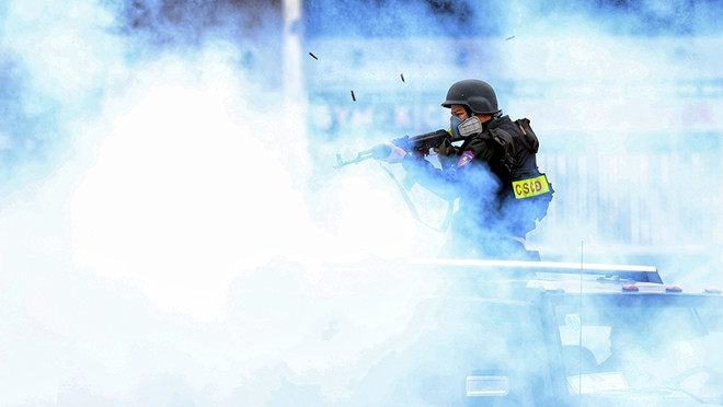 Phương án 2: Tiếp thu ý kiến kết luận của UBTVQH theo hướng bổ sung quy định về cơ cấu các lực lượng thuộc CSCĐ gồm 6 lực lượng. Trong đó, 4 lực lượng (lực lượng tác chiến đặc biệt, lực lượng đặc nhiệm, lực lượng bảo vệ mục tiêu, lực lượng huấn luyện, sử dụng động vật nghiệp vụ) được kế thừa quy định tại Điều 8 Pháp lệnh CSCĐ năm 2013; bổ sung 2 lực lượng (lực lượng sử dụng tàu bay, tàu thủy và lực lượng CSCĐ dự bị chiến đấu) hiện nay đã được thành lập theo chủ trương của Bộ Chính trị, các Đề án, dự án của Chính phủ và Bộ Công an nhằm đáp ứng yêu cầu đảm bảo ANTT trong tình hình mới. (Ảnh:CAND) 