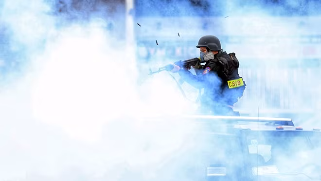 Phương án 2: Tiếp thu ý kiến kết luận của UBTVQH theo hướng bổ sung quy định về cơ cấu các lực lượng thuộc CSCĐ gồm 6 lực lượng. Trong đó, 4 lực lượng (lực lượng tác chiến đặc biệt, lực lượng đặc nhiệm, lực lượng bảo vệ mục tiêu, lực lượng huấn luyện, sử dụng động vật nghiệp vụ) được kế thừa quy định tại Điều 8 Pháp lệnh CSCĐ năm 2013; bổ sung 2 lực lượng (lực lượng sử dụng tàu bay, tàu thủy và lực lượng CSCĐ dự bị chiến đấu) hiện nay đã được thành lập theo chủ trương của Bộ Chính trị, các Đề án, dự án của Chính phủ và Bộ Công an nhằm đáp ứng yêu cầu đảm bảo ANTT trong tình hình mới. (Ảnh:CAND) 