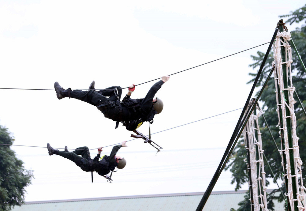 Trường hợp sử dụng tàu bay riêng do cấp có thẩm quyền huy động để kịp thời cơ động giải quyết các vụ việc phức tạp về an ninh, trật tự. (Ảnh: TTXVN)