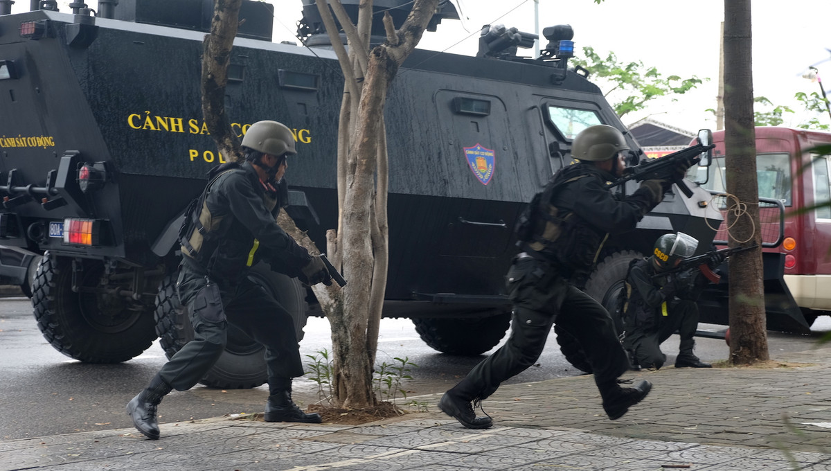 Bảo vệ vận chuyển hàng đặc biệt, áp giải bị can, bị cáo phạm tội đặc biệt nghiêm trọng;