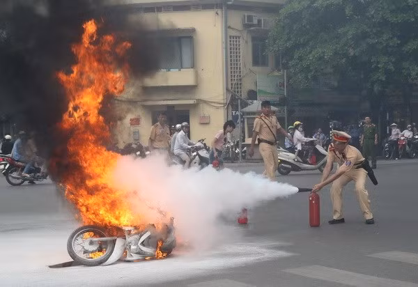 Chất dẫn cháy trên xe máy chính là xăng (đồng thời xăng cũng là chất cháy cùng với vỏ nhựa, cao su, dây điện, mút…). Còn nguồn cháy đa số là từ lửa, tia lửa điện và có thể xuất phát từ nhiệt, phát sinh rất đa dạng từ các nguyên nhân khác nhau. Hai thành phần này phải xuất hiện cùng lúc và tiếp xúc trực tiếp với nhau tạo thành đám cháy, sau đó lan đến các chất dễ cháy trên thân xe. Nếu hai yếu tố trên không xảy ra đồng thời thì chiếc xe không thể tự cháy. 