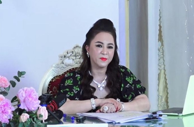 Tối ngày 26/10, bà Phương Hằng thông tin đã gửi đơn kiện nhà báo Đức Hiển đến Bộ Công an, Công an Bình Dương. Trước đó, bà Nguyễn Phương Hằng đã có đơn tố cáo ca sĩ Đàm Vĩnh Hưng có dấu hiệu chiếm dụng tiền từ thiện trái phép thông qua việc dùng tài khoản cá nhân vận động từ thiện. Hiện cơ quan chức năng đang điều tra, xác minh tố giác về tội phạm của bà Phương Hằng tố cáo ông Võ Hoàng Yên có hành vi lừa đảo và lạm dụng tín nhiệm chiếm đoạt tài sản…Trong các buổi livestream, bà Hằng cũng phản ánh việc các cá nhân kêu gọi, quyên góp từ thiện như: nghệ sĩ Hoài Linh, Đàm Vĩnh Hưng, Thuỷ Tiên, Trấn Thành, Võ Hoàng Yên…