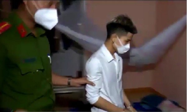  Trộm 220 triệu đồng của anh ruột rồi giả vờ báo Công an. Công an phường 7, thành phố Bạc Liêu vừa bắt giữ nghi phạm là Nguyễn Xuân Lộc, sinh năm 2001, ngụ xã Minh Tân, huyện Phú Xuyên, Thành phố Hà Nội. Để Để có tiền sát phạt trên các trận đánh bạc online, Lộc đã trộm 220 triệu đồng của anh ruột rồi giả vờ báo Công an nhằm đánh lạc hướng. 