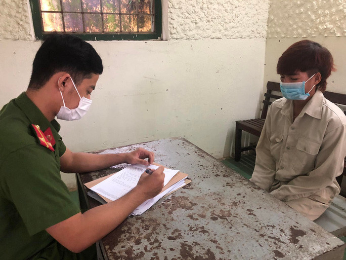  Tên trộm cầm búa đập liên tiếp vào mặt của chủ nhà. Ngày 31/10, Cơ quan CSĐT Công an huyện Hòa Vang (TP Đà Nẵng) thực hiện lệnh bắt tạm giam Tẩn Nảy Sinh (SN 1996, huyện Bát Xát, tỉnh Lào Cai) vì hành vi "cố ý gây thương tích". Chiều tối 6/10, thấy nhà bà Nguyễn Thị Tám (trú xã Hòa Liên, huyện Hòa Vang) vắng người nên Sinh đột nhập, trộm cắp tài sản. Khi bà Tám về nhà, Sinh lấy cây búa gần đó đập liên tiếp vào vùng đầu và mặt của nạn nhân gây thương tích nặng.