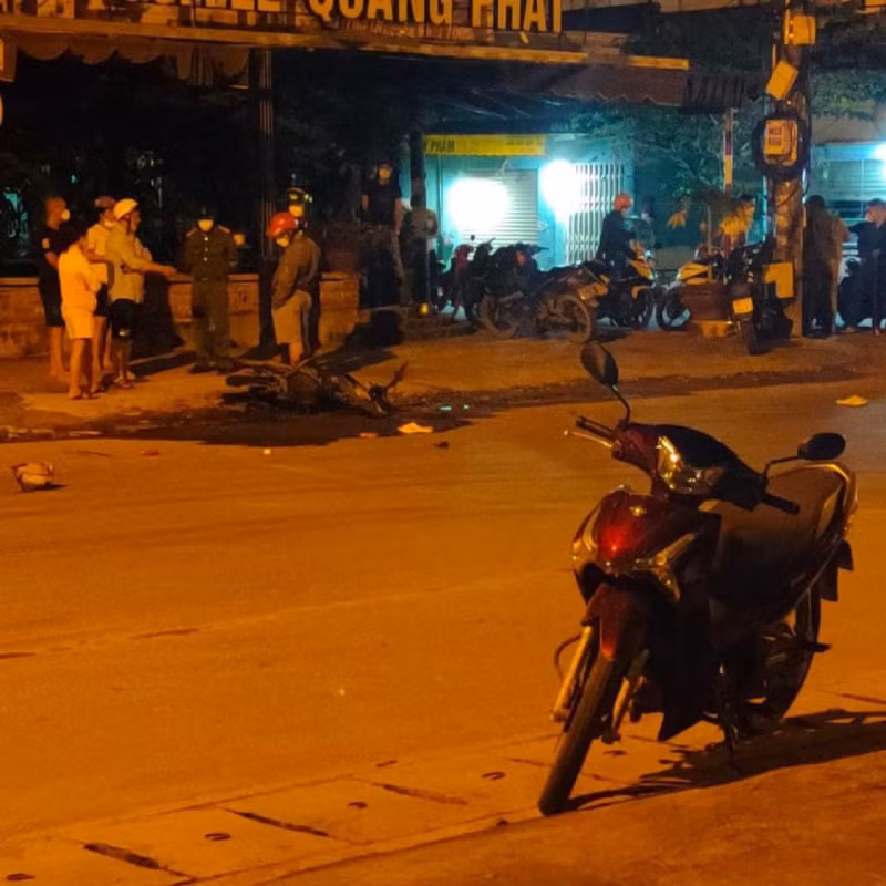  Bắt đối tượng đốt 2 xe gắn máy của bạn nhậu. Ngày 31/10, Công an TP Thuận An (Bình Dương) tạm giữ Nguyễn Quốc Khanh (SN 1989, quê An Giang), vì đã đốt 2 xe gắn máy của bạn nhậu. Tối 30/10, Khanh cùng Hồ Xuân Dũng, Đỗ Văn Thụa và 3 người bạn tổ chức nhậu tại công trình xây dựng do Khanh đang quản lý nằm trên địa bàn phường Bình Chuẩn, TP Thuận An. Sau đó, Nguyễn Văn Sửu đến nhậu cùng và xảy ra mâu thuẫn với Thụa. Sau đó trên đường về, Sửu và Thụa tiếp tục gặp nhau dẫn đến xô xát, ẩu đả. Khanh châm lửa đốt luôn hai xe gắn máy của Sửu và Dũng rồi rời khỏi hiện trường.