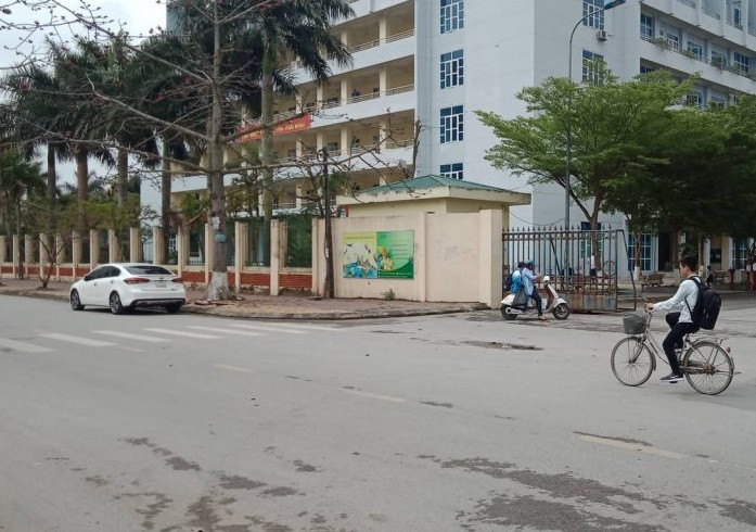  Thầy giáo ở Thái Bình gạ tình nữ sinh lớp 10: Tháng 3/2019, dư luận xôn xao về sự việc thầy giáo địa lý N.Đ.T, Trường THPT chuyên Thái Bình nhắn tin mùi mẫn gạ tình nữ sinh lớp 10. Theo đó, hàng loạt ảnh chụp màn hình điện thoại tin nhắn qua lại được cho là của thầy giáo T. thể hiện tình cảm với nữ sinh được đăng tải trên mạng xã hội. Đặc biệt, có những tin nhắn rủ đi chơi riêng, gạ gẫm nữ sinh này "quan hệ người lớn". Sau khi sự việc xảy ra, giáo viên T. đã bị điều chuyển công tác từ trường chuyên đến trung tâm giáo dục thường xuyên.