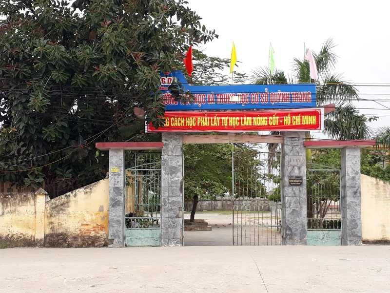 Thầy giáo nhắn tin dung tục với học sinh cũ: Tháng 10/2019, trên mạng xã hội đăng tải hình ảnh và ảnh chụp màn hình tin nhắn liên quan đến việc gạ tình nữ sinh cũ của 1 thầy giáo đang giảng dạy tại trường Tiểu học và Trung học cơ sở Quỳnh Trang, huyện Quỳnh Phụ, tỉnh Thái Bình. Nội dung tin nhắn có nhiều từ ngữ “dung tục”, thậm chí còn có cả những hình ảnh nhạy cảm gửi cho một phụ nữ. Xác minh cho thấy, thầy giáo đó là Bùi Khắc Q., giáo viên dạy giáo viên họa tại trường tiểu học và THCS Quỳnh Trang. Những tin nhắn được gửi đi từ facebook của người này đến 1 người phụ nữ, từng là học sinh cũ đã dạy cách đây 5 năm. Được biệt học sinh cũ và thầy giáo này đã lập gia đình, có con cái.
