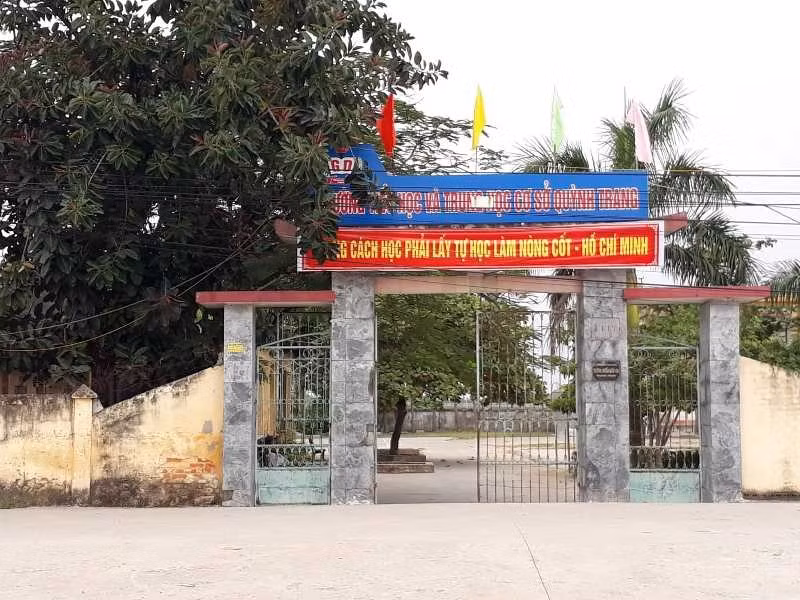  Thầy giáo nhắn tin dung tục với học sinh cũ: Tháng 10/2019, trên mạng xã hội đăng tải hình ảnh và ảnh chụp màn hình tin nhắn liên quan đến việc gạ tình nữ sinh cũ của 1 thầy giáo đang giảng dạy tại trường Tiểu học và Trung học cơ sở Quỳnh Trang, huyện Quỳnh Phụ, tỉnh Thái Bình. Nội dung tin nhắn có nhiều từ ngữ “dung tục”, thậm chí còn có cả những hình ảnh nhạy cảm gửi cho một phụ nữ. Xác minh cho thấy, thầy giáo đó là Bùi Khắc Q., giáo viên dạy giáo viên họa tại trường tiểu học và THCS Quỳnh Trang. Những tin nhắn được gửi đi từ facebook của người này đến 1 người phụ nữ, từng là học sinh cũ đã dạy cách đây 5 năm. Được biệt học sinh cũ và thầy giáo này đã lập gia đình, có con cái.
