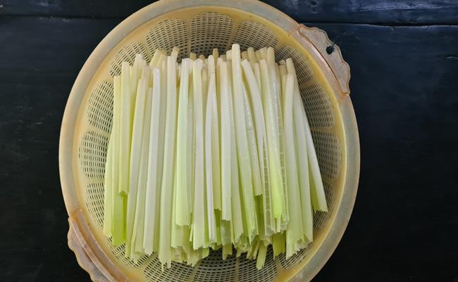 Trước kia, loại cây dại này thường mọc hoang nhưng nay đã được bà con ở nhiều nơi mang về trồng, góp phần nâng cao thu nhập, cải thiện kinh tế.