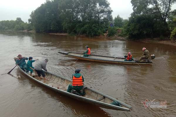  Bố cùng con trai 2 tuổi ở Quảng Trị rơi xuống sông tử vong: Chiều 23/10, ông Võ Văn Tuấn - Chủ tịch UBND xã Vĩnh Chấp, huyện Vĩnh Linh, Quảng Trị cho biết, vào lúc 15h cùng ngày, lực lượng chức năng đã tìm thấy thi thể bé Đinh Đức L. (SN 2014) cùng bố là ông Đinh Như Đ. (SN 1976, trú tại thôn Bình An, xã Vĩnh Chấp) và đã bàn giao thi thể hai cha con cho gia đình đưa về nhà lo hậu sự. Chiều 20/10, ông Đ. đi xe máy chở con trai đi ra khỏi nhà sau đó gặp nạn. (Ảnh: Vietnamnet). 