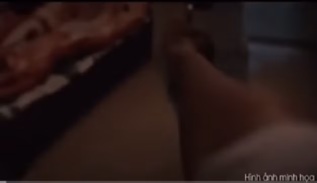 Ngay khi chị L. mở cửa, đối tượng dùng tay uy hiếp nạn nhân. Khi đó cháu bé 5 tuổi con chị L. vẫn đang ngủ say. Không thể phản kháng và lo ngại hung thủ sẽ sát hại con mình, chị L. buộc phải nhẫn nhục thực hiện mọi yêu cầu của hung thủ đưa ra. Sau khi thực hiện hành vi hiếp dâm chị L. lần thứ nhất, “yêu râu xanh” cướp 3 triệu đồng, một lắc vàng tây, một điện thoại của chị L. Sau đó, đối tượng tiếp tục thực hiện hành vi thú tính với chị L. lần thứ 2.