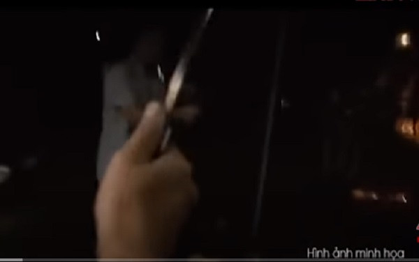 Bị dồn vào thế đường cùng, hung thủ lao ra khỏi quán, hung hãn cầm dao đe dọa rồi lên xe tẩu thoát khỏi hiện trường.