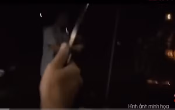 Bị dồn vào thế đường cùng, hung thủ lao ra khỏi quán, hung hãn cầm dao đe dọa rồi lên xe tẩu thoát khỏi hiện trường.