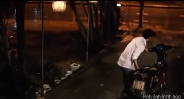 Thời điểm đó, phía bên kia đường đối diện quán cà phê T.A, một thanh niên lặng lẽ ngồi trên xe máy, trầm ngâm hút thuốc và quan sát xung quanh. Sau đó, rạng sáng ngày 23/10/2016, đối tượng táp xe sát vào quán, leo lên mái nhà, đột nhập vào bên trong. Tại đây, đối tượng tiến vào quầy ba lục lọi và tìm một con dao dùng làm hung khí.