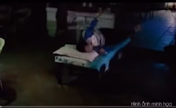 Lúc này, ở bên ngoài, anh Q. bất ngờ tỉnh dậy sau những nhát dao chí tử của hung thủ. Anh lết trên nền nhà, mở được cửa và thoát ra khỏi quán. Nghe tiếng động, hung thủ cầm dao ra ngoài dò xét. Chị L. nhanh chóng khóa trái cửa. Hung thủ quay lại đạp cửa xông vào khống chế chị L. một lần nữa nhưng không thành.