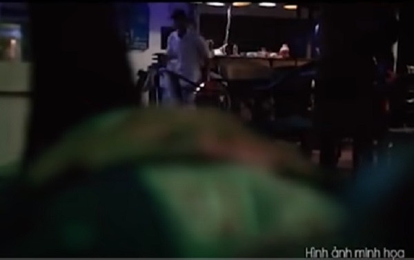 Đối tượng tiến về giữa quán T.A, nơi anh Q. đang ngủ say, đối tượng lạnh lùng khống chế và cứa cổ nạn nhân. Anh Q. bất động hoàn toàn, không thể phản kháng. Cho rằng, nạn nhân đã chết, hung thủ tiến vào phía bên trong, gõ cửa phòng chị L.