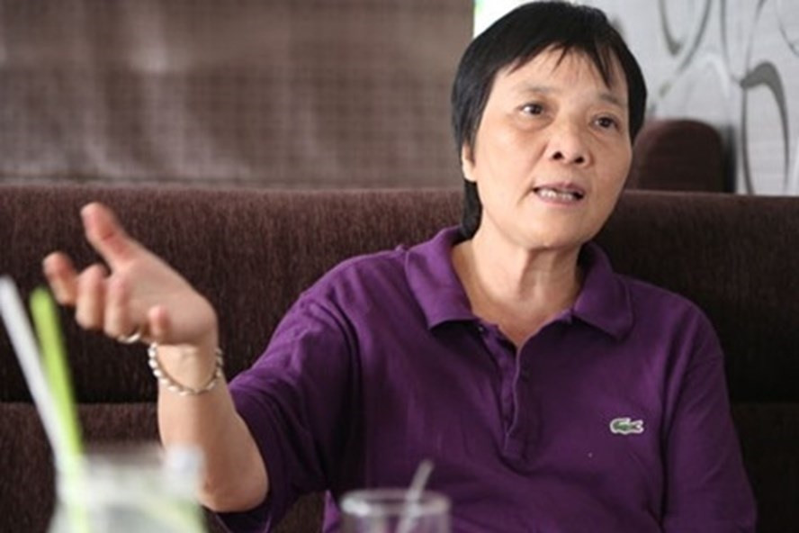 Đây không phải lần đầu tiên, tiến sĩ Đoàn Hương được biết đến có những phát ngôn thẳng thắn, gây sốc. Những phát ngôn của tiến sĩ Đoàn Hương luôn tạo ra nhiều luồng tranh cãi trên mạng xã hội như "Đàn bà là giống cực kỳ khó hiểu"; “Không bao giờ tôi bỏ một tỷ sáu để mua cô bồ hơn 40 tuổi”; "Người Việt trẻ cần bớt sống ảo và nên học cách mưu sinh"; "Hậu duệ mặt trời logic kém, có cả hành động vô văn hoá"…