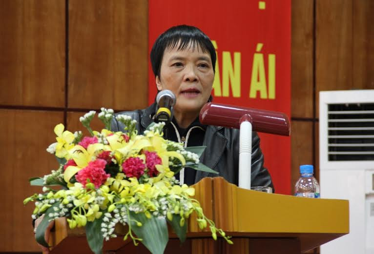 Tại buổi thảo luận cùng VTV phát sóng sáng 23/9/2016 với chủ đề “Vạ miệng”, tiến sĩ Đoàn Hương nói rằng: “50% người trên Facebook là vô công rồi nghề”. Bà Hương cho rằng Việt Nam chưa có văn hóa dùng Facebook và văn hóa dùng mạng, đa phần người dùng Facebook dựa vào sự ẩn danh, rồi cho mình cái quyền ném đá làm tổn thương người khác.