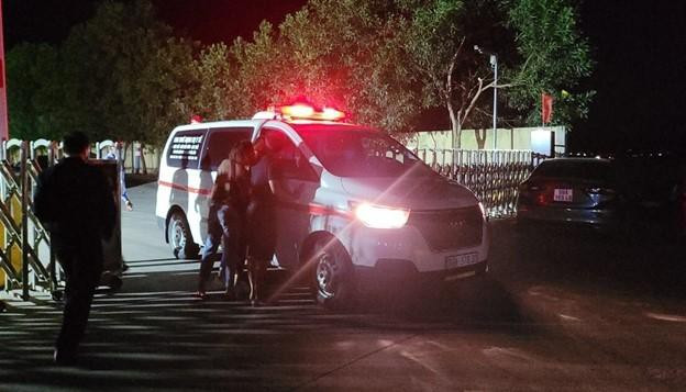 Tối 12/10, nhiều xe cấp cứu đã được huy động tới hiện trường để đưa thi thể nạn nhân và người bị thương tới Bệnh viện Đa khoa huyện Quế Võ. (Ảnh: Tiền Phong).