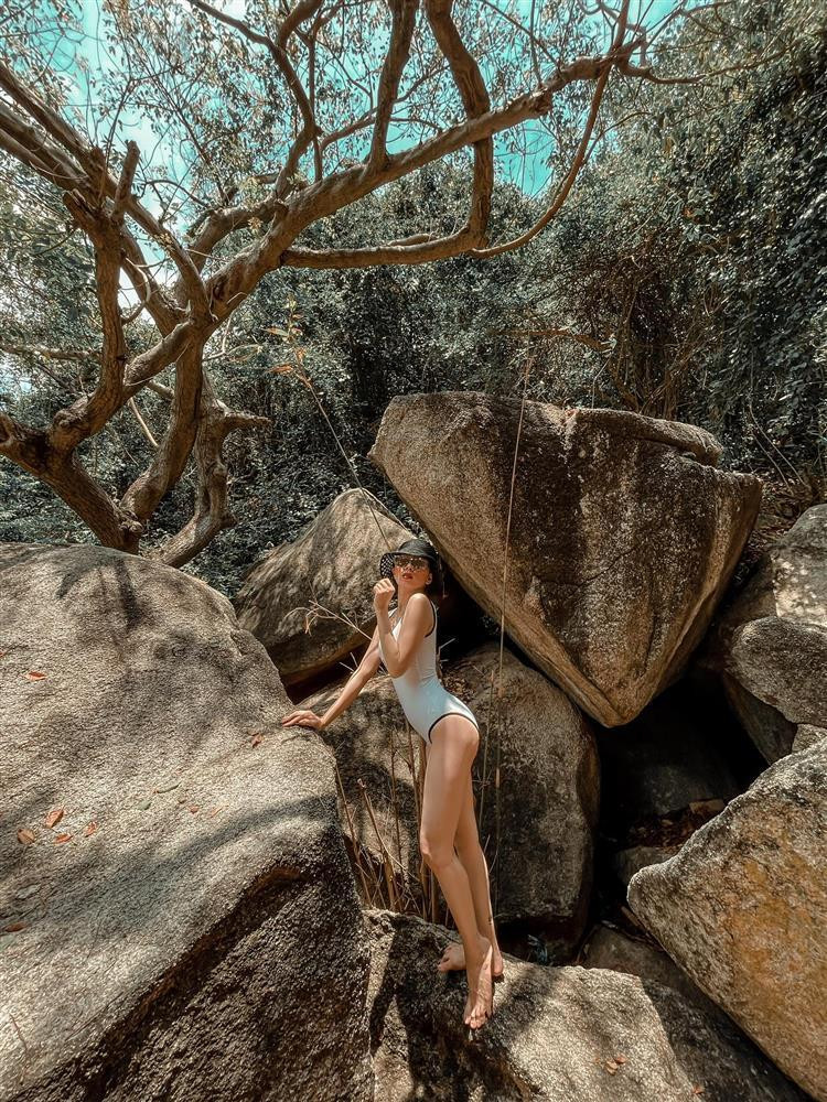 Le Quyen khoe chan dai nhu hoa hau nhung bi xia e che-Hinh-2