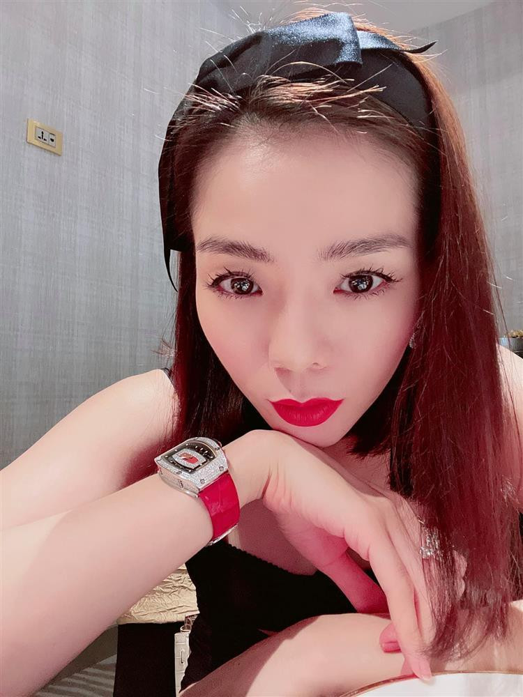 Le Quyen khoe chan dai nhu hoa hau nhung bi xia e che-Hinh-5