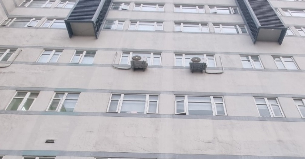 Ca phẫu thuật thành công, cháu bé được đưa về chăm sóc đặc biệt riêng 1 phòng. Mẹ cháu là người đã chăm sóc trực tiếp. Tuy nhiên, khoảng 16h ngày 20/10, mọi người nghe tiếng hét thất thanh của người mẹ thông báo con mình rơi từ tầng cao xuống đất. Các y tá và bác sĩ đã có mặt tại hiện trường cháu bé rơi xuống, sơ cứu, chuyển sang BV Trẻ em Hải Phòng. Tuy nhiên, cháu đã tử vong ngoại viện do đa chấn thương. 