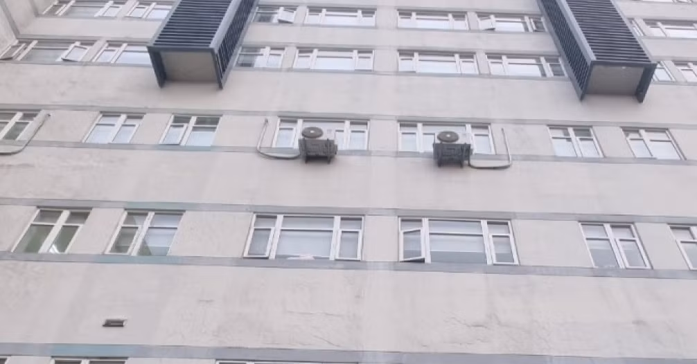 Ca phẫu thuật thành công, cháu bé được đưa về chăm sóc đặc biệt riêng 1 phòng. Mẹ cháu là người đã chăm sóc trực tiếp. Tuy nhiên, khoảng 16h ngày 20/10, mọi người nghe tiếng hét thất thanh của người mẹ thông báo con mình rơi từ tầng cao xuống đất. Các y tá và bác sĩ đã có mặt tại hiện trường cháu bé rơi xuống, sơ cứu, chuyển sang BV Trẻ em Hải Phòng. Tuy nhiên, cháu đã tử vong ngoại viện do đa chấn thương. 