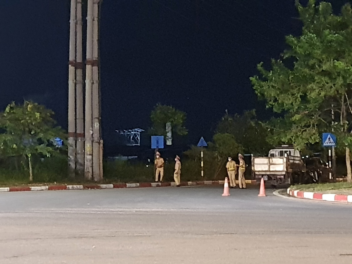 Lực lượng CSGT bảo vệ khu vực trước cửa công ty, nơi xảy ra vụ nổ.