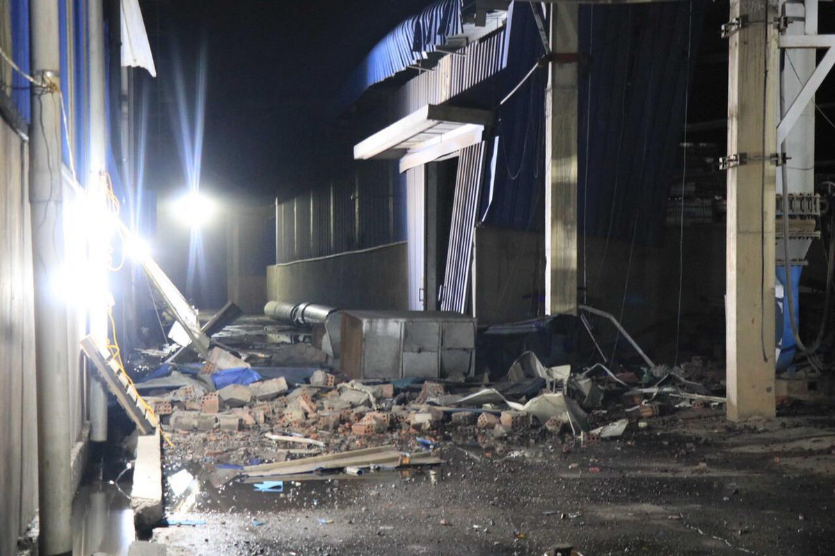 Bước đầu, lực lượng chức năng nhận định nguyên nhân do nổ khí hóa than tại trạm khí hóa than của Công ty cổ phần gạch ốp lát BNC.