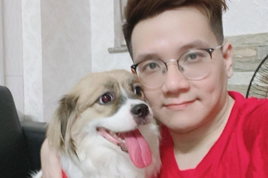 Khang cũng là người gây ồn ào "bóc phốt" nhóm nghệ sĩ được cho “đối đầu” với bà Phương Hằng ở thời điểm đó. Tuy nhiên, sau đó, bất ngờ Nhâm Hoàng Khang và vị CEO nữ lên mạng đăng tải các thông tin không tốt về nhau, thậm chí không ít lần đấu tố nhau trên mạng xã hội.