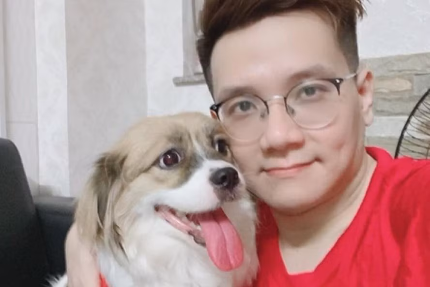 Khang cũng là người gây ồn ào "bóc phốt" nhóm nghệ sĩ được cho “đối đầu” với bà Phương Hằng ở thời điểm đó. Tuy nhiên, sau đó, bất ngờ Nhâm Hoàng Khang và vị CEO nữ lên mạng đăng tải các thông tin không tốt về nhau, thậm chí không ít lần đấu tố nhau trên mạng xã hội.