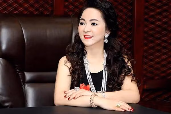 Ba Phuong Hang khong bi hanh hung tai don CA: Xu ly sao?