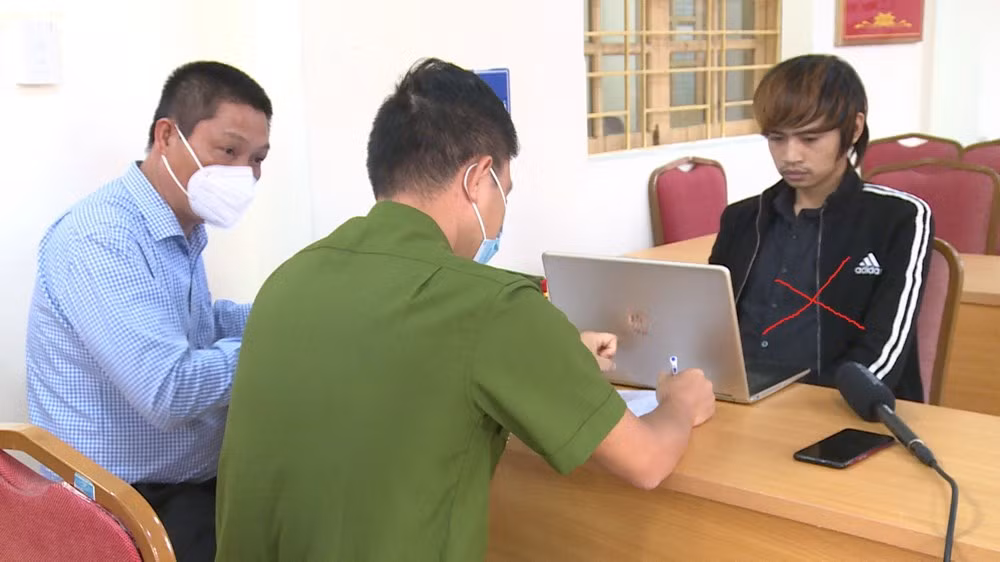 Bat doi tuong tu lap quy tu thien, chiem doat 600 trieu dong