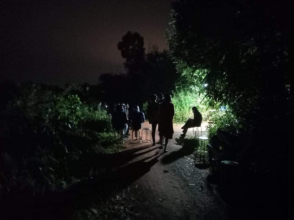 “Khi đến nơi, tôi choáng váng phát hiện vợ ông Luật là bà Bùi Thị Thoa nằm chết ở đoạn giữa cổng lối vào nhà; ở sân nhà, ông Luật và con gái là chị Trần Thị Thảo cũng tử vong. Cả ba nạn nhân đều có nhiều vết thương sâu ở vùng đầu, mặt, cổ, có thể gây ra do hung khí sắc nhọn” - ông Dậu kể.