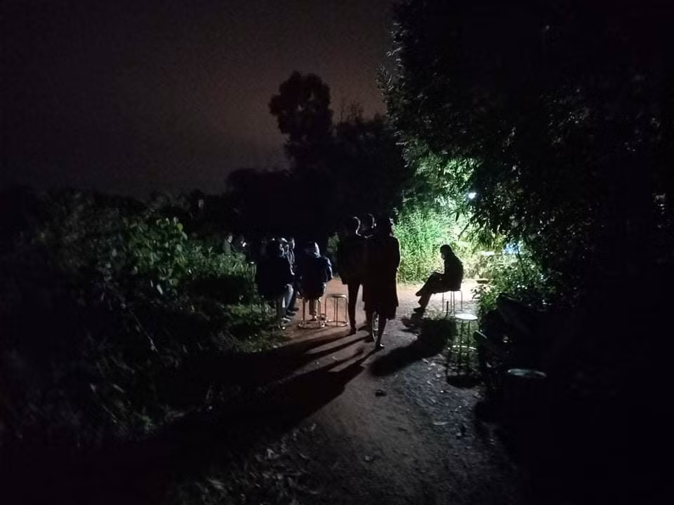 “Khi đến nơi, tôi choáng váng phát hiện vợ ông Luật là bà Bùi Thị Thoa nằm chết ở đoạn giữa cổng lối vào nhà; ở sân nhà, ông Luật và con gái là chị Trần Thị Thảo cũng tử vong. Cả ba nạn nhân đều có nhiều vết thương sâu ở vùng đầu, mặt, cổ, có thể gây ra do hung khí sắc nhọn” - ông Dậu kể.