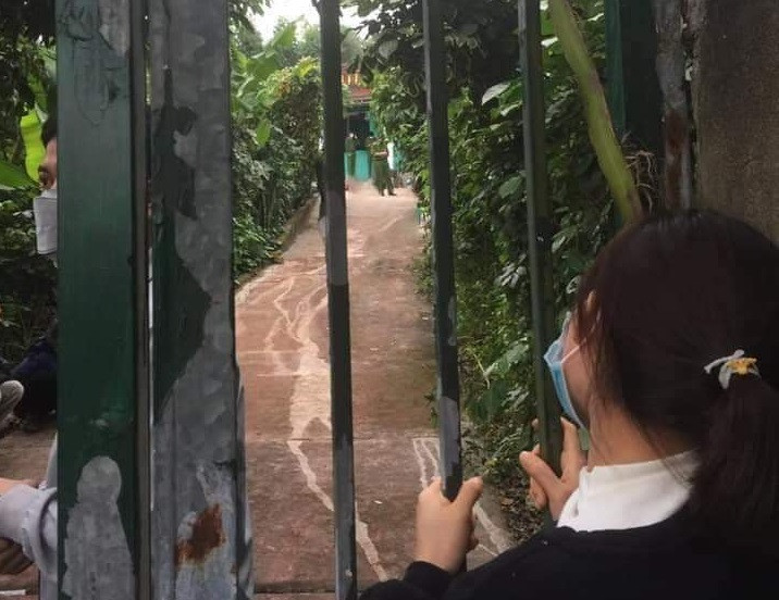 Theo lời ông Dậu, khoảng 13h30 ngày 22/10, ông nhận được điện thoại thông tin về việc ai đó giết 3 người nhà ông Trần Định Luật cùng thôn, sau đó, ông báo tin cho Công an xã, cấp ủy, chính quyền địa phương và đến hiện trường. 