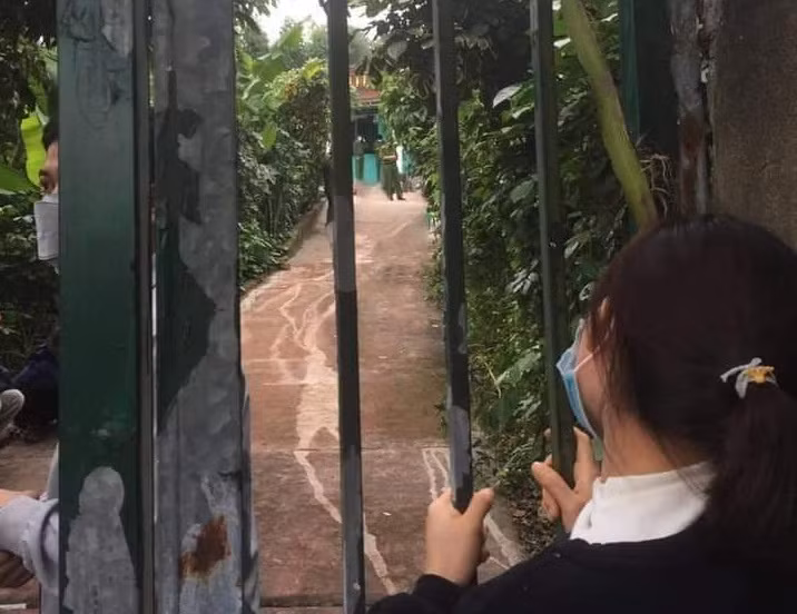 Theo lời ông Dậu, khoảng 13h30 ngày 22/10, ông nhận được điện thoại thông tin về việc ai đó giết 3 người nhà ông Trần Định Luật cùng thôn, sau đó, ông báo tin cho Công an xã, cấp ủy, chính quyền địa phương và đến hiện trường. 