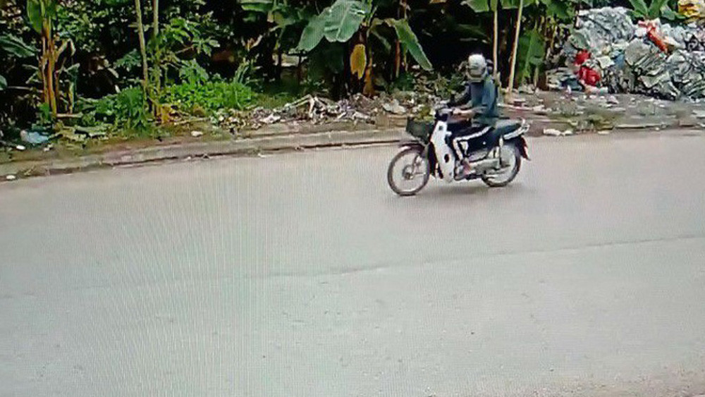 Sau khi gây án, nghi phạm đã trốn khỏi địa phương; đi bằng xe máy hiệu Honda Dream biển kiểm soát 98H5-2868, đội mũ bảo hiểm, mặc quần dài có vạch kẻ trắng và áo dài tay màu xanh. Trích xuất camera an ninh cho thấy, khoảng 14h7 phút ngày 22/10, đối tượng đã di chuyển qua khu vực xã Hồng Thái, huyện Việt Yên, Bắc Giang.