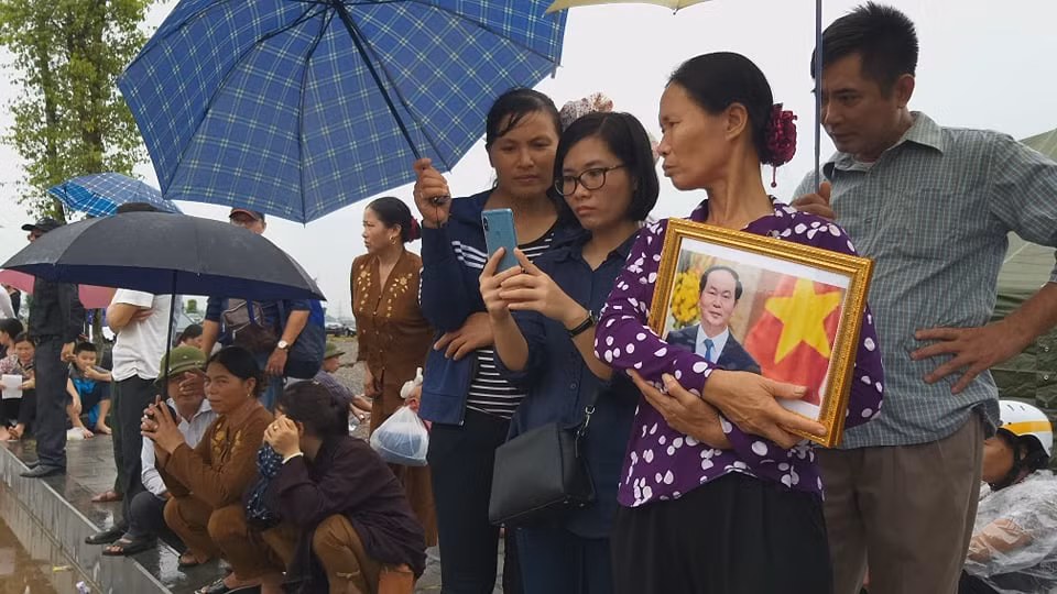 Ninh Binh mua lon, nguoi dan van dung doi linh cuu Chu tich nuoc