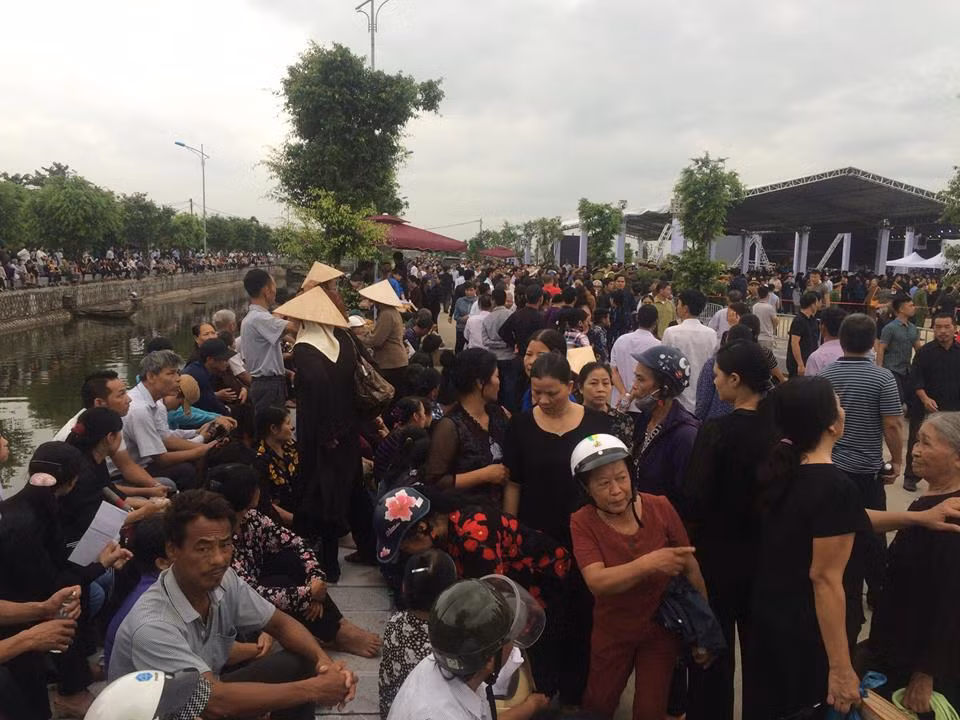 Tại Hội trường huyện Kim Sơn đã chật kín người dân đứng đợi. Ảnh Hải Ninh