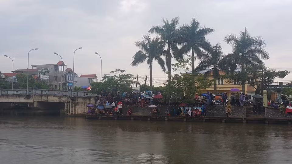 Từ sáng nhiều người dân đã đổ ra đường chờ đón linh cữu Chủ tịch nước Trần Đại Quang. Ảnh Hải Ninh